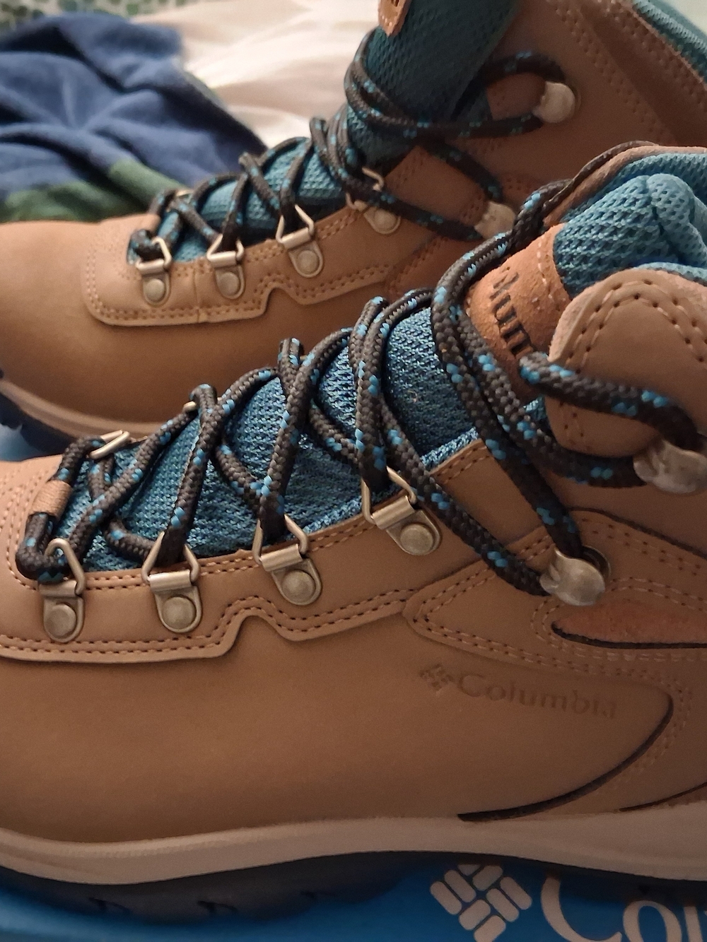Columbia Newton Ridge Plus US SIZE 9.5 Waterproof Hiking Boots w/Teal Accents